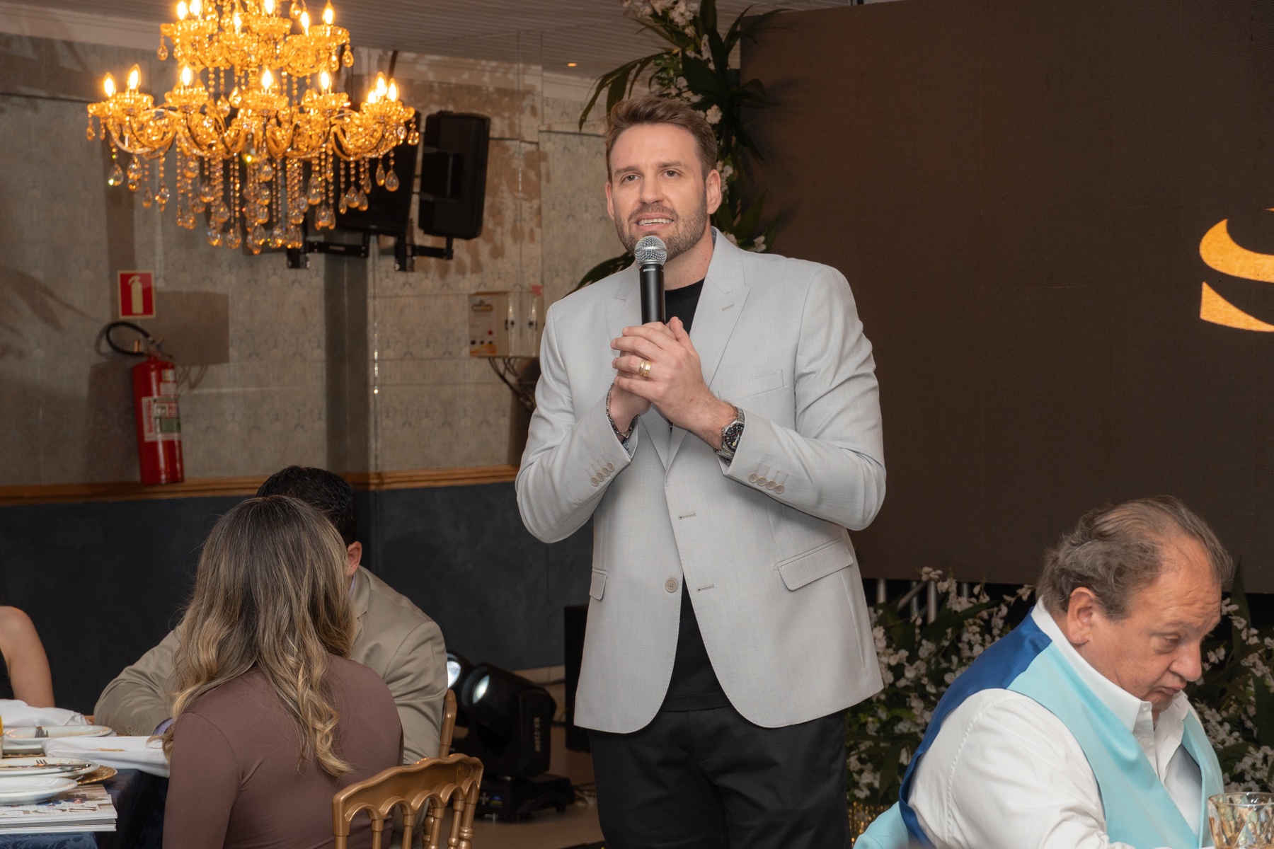 Convidado discursando durante o lançamento da Revista Soul