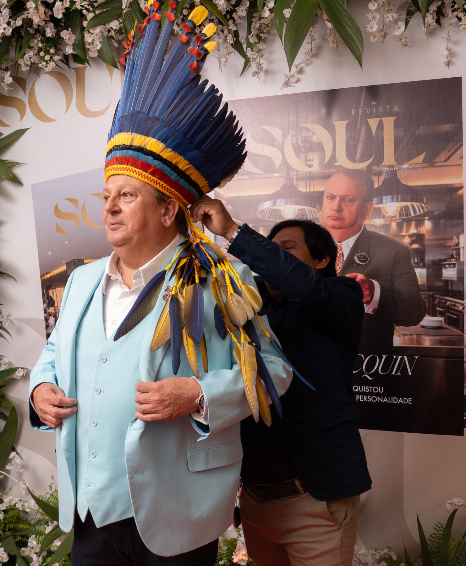 Erick Jacquin recebe um cocar durante o lançamento da Revista Soul