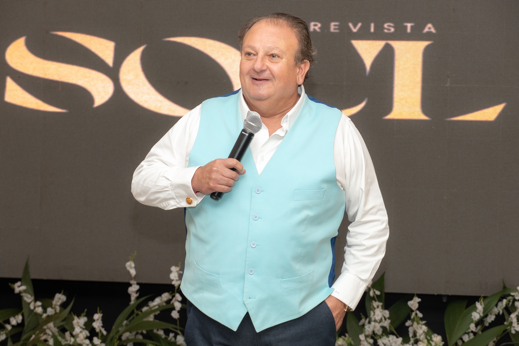 Erick Jacquin discursando no palco da Revista Soul